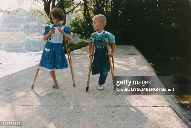 War In Bosnia And Herzegovina: Martyr Children Of Bihac. Bosnie-Herzégovine - Août 1995 - Les enfants victimes de la guerre - Sanja, 7 ans, serbe...