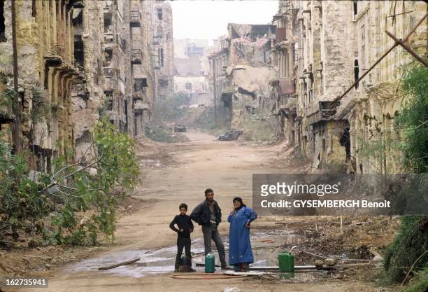 Beirut Reunited. Beyrouth, Liban, 1990-1991 - La vie a repris dans les ruines de Beyrouth réunifiée, deux mois après la reddition du général Aoun, le...