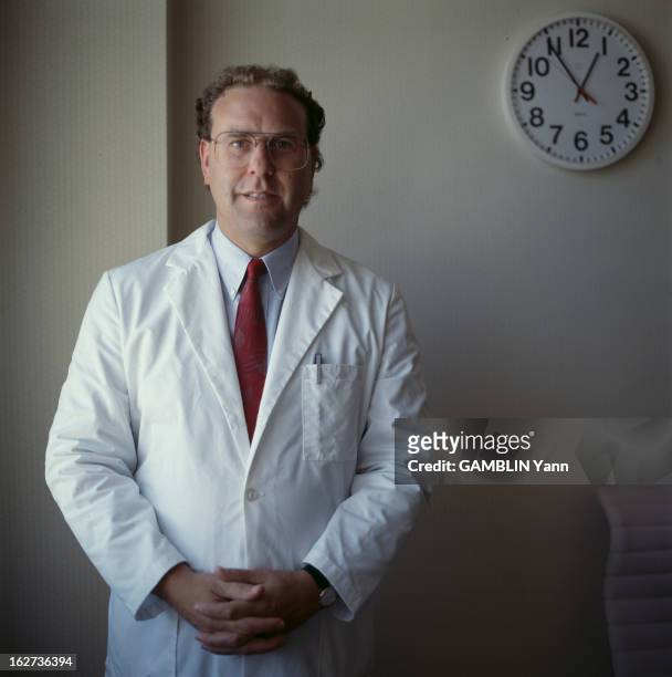 The Aids Virus In The United States. En octobre 1989, portrait du chercheur Michel GOTTLIEB à U.C.L.A., en blouse blanche, qui a été l'un des...
