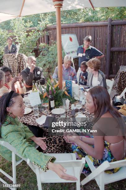 Auction To Benefit The Nelson Mandela Children's Fund. Afrique du Sud, le 18 juillet 1998, le président Nelson MANDELA organise une vente aux...