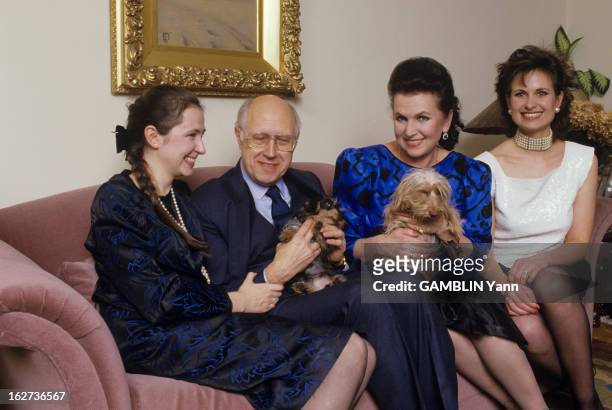 Mstislav Rostropovich Celebrates His Sixty Years With Family In New York. New York- 27 Mars 1987- Mstislav ROSTROPOVITCH fête ses soixante ans en...