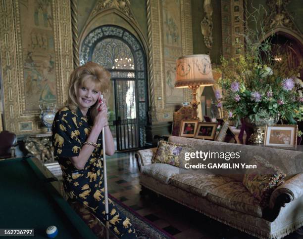 Close-Up Of On Ivana Trump At Her Estate In Mar-A-Largo, Florida. A Palm Beach, en mars 1994, portrait de Ivana TRUMP dans sa résidence de...