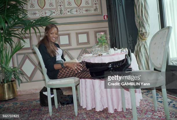 Naomi Campbell In Milan To Present The Gianni Versace Collection. Milan- Octobre 1993- A l'Hôtel Principe Di Savoial, Naomi CAMPBELL vient présenter...