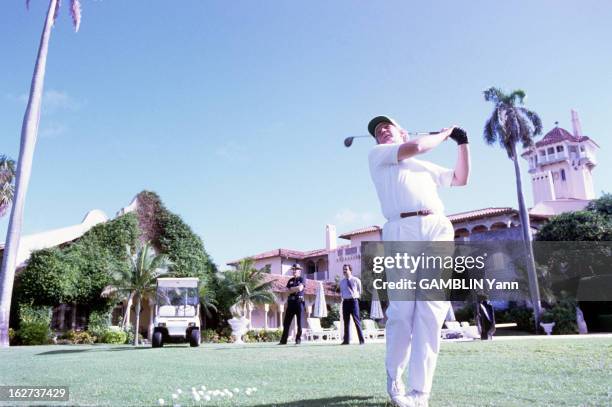 Rendezvous With Donald Trump. Le 19 novembre 1993, Donald TRUMP joue au golf sur le parcours de sa propriété de Mar-a-lago à Palm Beach, en Floride,...