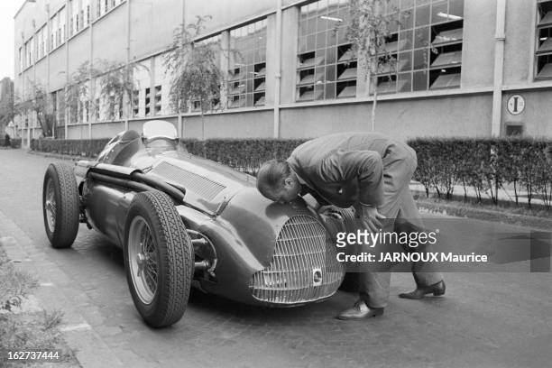 The Farewell Of Fangio To Car Competition. Monza: le coureur argentin Juan Manuel FANGIO, quintuple champion du monde des conducteurs, abandonne la...