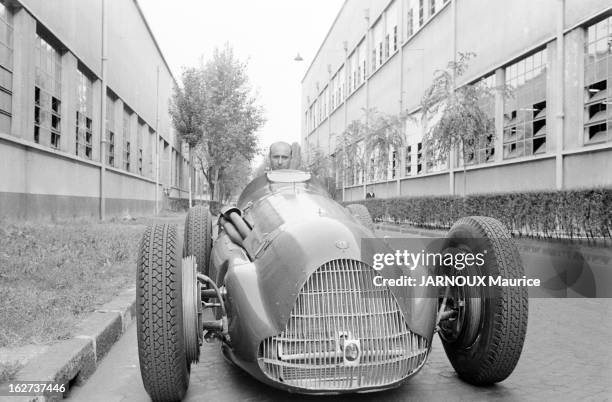 The Farewell Of Fangio To Car Competition. Monza: le coureur argentin Juan Manuel FANGIO, quintuple champion du monde des conducteurs, abandonne la...