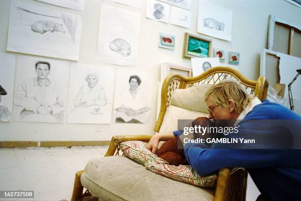 Close-Up Of David Hockney. Aux États-Unis, à Los Angeles, en février 1994, le peintre britannique, David HOCKNEY, reçoit les journalistes de Paris...