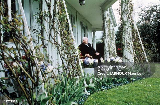 Sixth Child For Oona And Charlie Chaplin. Suisse, juin 1957, Charlie CHAPLIN et son épouse Oona dans leur maison de Corsier-sur-Vevey, à l'occasion...