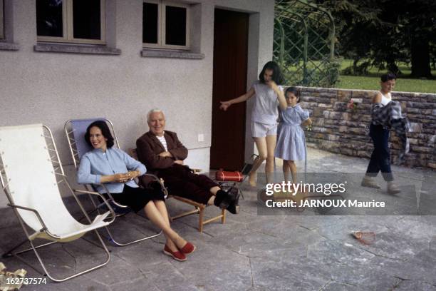 Sixth Child For Oona And Charlie Chaplin. Suisse, juin 1957, Charlie CHAPLIN et son épouse Oona dans leur maison de Corsier-sur-Vevey, à l'occasion...