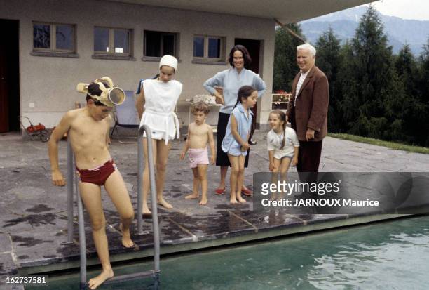 Sixth Child For Oona And Charlie Chaplin. Suisse, juin 1957, Charlie CHAPLIN et son épouse Oona dans leur maison de Corsier-sur-Vevey, à l'occasion...