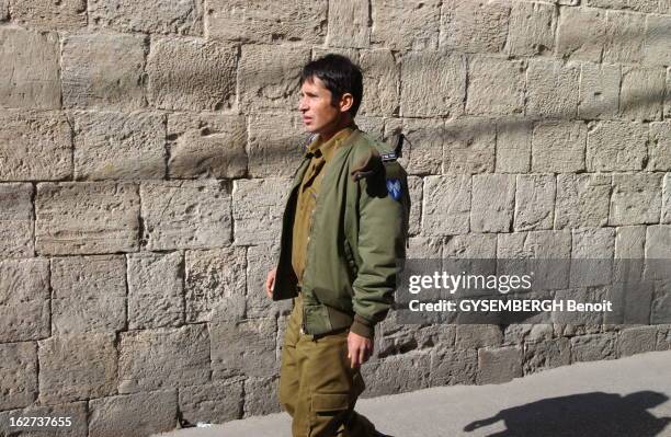 Arno Klarsfeld Idf Soldier. Arno KLARSFELD a troqué sa robe d'avocat pour prendre les armes et l'uniforme de l'armée israelienne : en uniforme,...