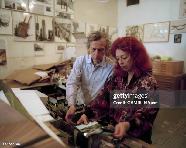 Close-Up Of Christo And Jeanne-Claude. Etats-Unis, 31 mars 1994, le couple d'artistes CHRISTO et son épouse, JEANNE-CLAUDE chez eux, à New York. Dans...