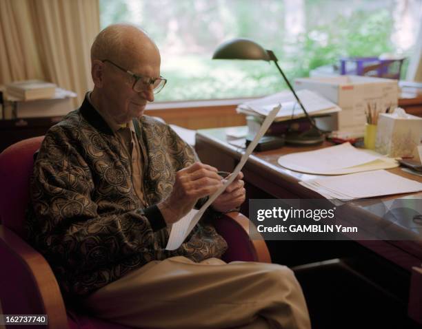 Close-Up Of James Michener, American Novelist. Aux Etats-Unis, le 25 mai 1994, portrait de l'écrivain James MICHENER chez lui, écrivant assis à son...