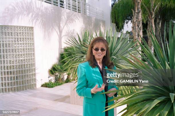 Rendezvous With Jackie Collins In Her Property Of Bel Air In Los Angeles. Los Angeles - 13 février 1995 - Portrait de l'écrivain Jackie COLLINS chez...