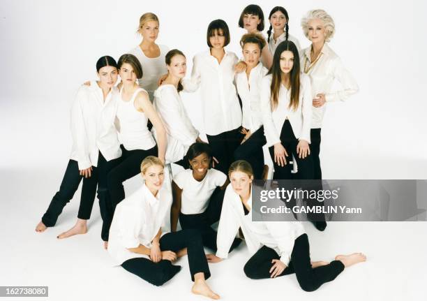 Group Photo Of Young Recruits Of 1997 Of Ford Agency. En avril 1997, portrait studio d'un groupe de mannequins, jeunes recrues 1997 de l'agence FORD...