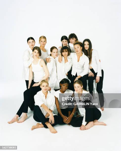 Group Photo Of Young Recruits Of 1997 Of Ford Agency. En avril 1997, portrait studio d'un groupe de mannequins, jeunes recrues 1997 de l'agence FORD...