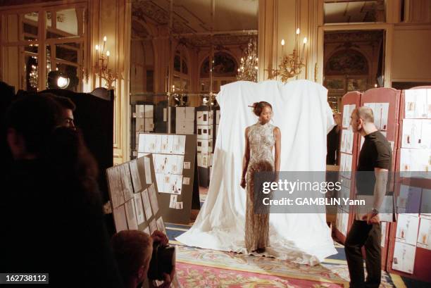 Naomi Campbell In Paris To Present The Collections Fall-Winter 1998-1999. A Paris, en juillet 1998, dans un salon de l'Hôtel Ritz, le mannequin Naomi...