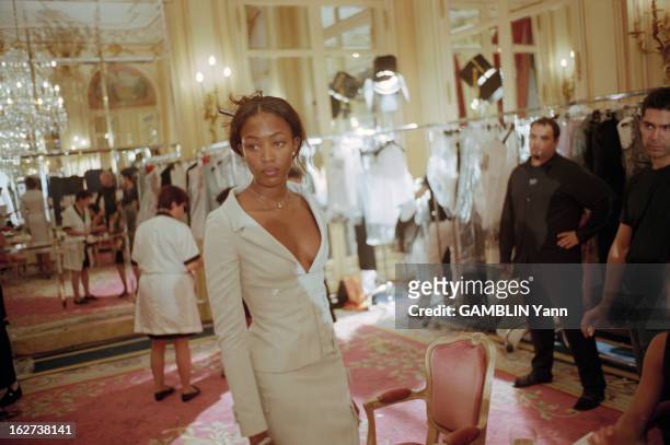 Naomi Campbell In Paris To Present The Collections Fall-Winter 1998-1999. A Paris, en juillet 1998, dans un salon de l'Hôtel Ritz, le mannequin Naomi...