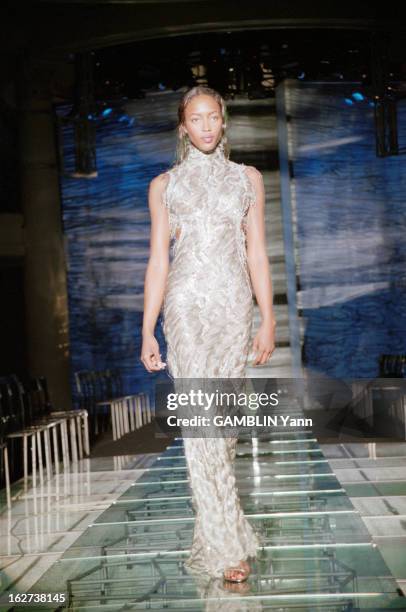 Naomi Campbell In Paris To Present The Collections Fall-Winter 1998-1999. A Paris, en juillet 1998, à l'Hôtel Ritz, le mannequin Naomi CAMPBELL...