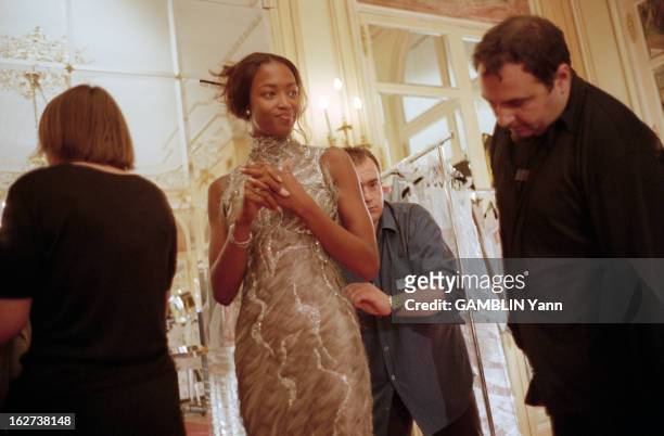 Naomi Campbell In Paris To Present The Collections Fall-Winter 1998-1999. A Paris, en juillet 1998, dans un salon de l'Hôtel Ritz, le mannequin Naomi...