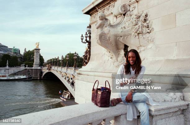 Naomi Campbell In Paris To Present The Collections Fall-Winter 1998-1999. A Paris, en juillet 1998, portrait du mannequin Naomi CAMPBELL souriante,...