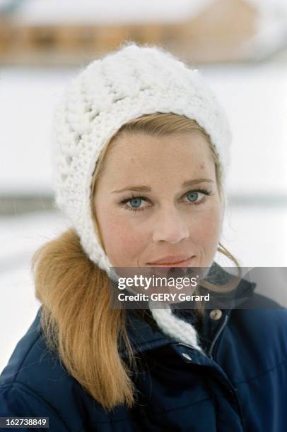 Roger Vadim And His Companion Jane Fonda In Chamonix. Chamonix - décembre 1964 - Portrait de l'actrice Jane FONDA souriante, coiffée d'un bonnet de...