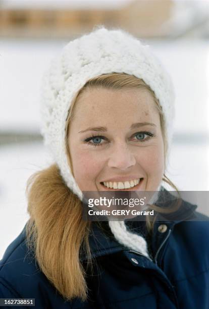 Roger Vadim And His Companion Jane Fonda In Chamonix. Chamonix - décembre 1964 - Portrait de l'actrice Jane FONDA souriante, coiffée d'un bonnet de...
