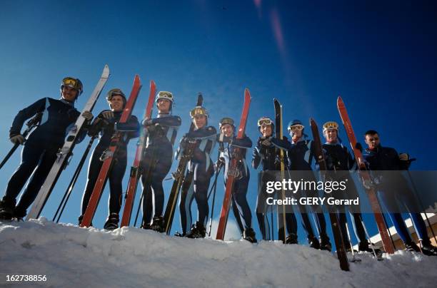 France Team Ski In Val D'Isere. Val d'Isère- janvier 1968- L'équipe de France de ski alpin masculin pour les Jeux Olympiques de Grenoble posant...