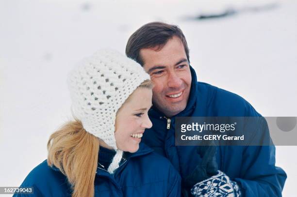 Roger Vadim And His Companion Jane Fonda In Chamonix. Jane FONDA et son compagnon Roger VADIM aux sports d'hiver à CHAMONIX pendant l'hiver 1964.