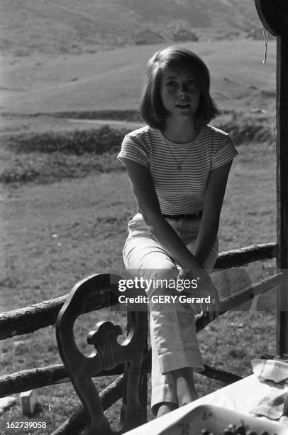 Idylle Between Roger Vadim And Catherine Deneuve. Catherine DENEUVE 17 ans et demi et son compagnon Roger VADIM dans un petit chalet de montagne à...