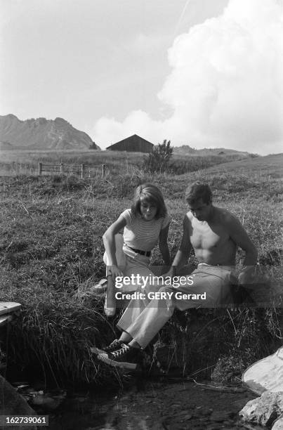 Idylle Between Roger Vadim And Catherine Deneuve. Catherine DENEUVE 17 ans et demi et son compagnon Roger VADIM dans un petit chalet de montagne à...