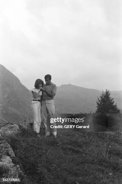 Idylle Between Roger Vadim And Catherine Deneuve. Catherine DENEUVE 17 ans et demi et son compagnon Roger VADIM dans un petit chalet de montagne à...