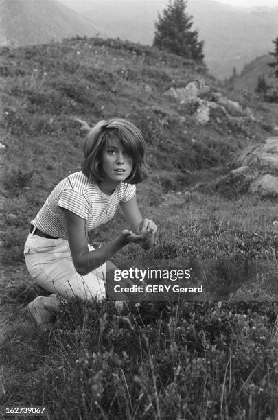 Idylle Between Roger Vadim And Catherine Deneuve. Catherine DENEUVE 17 ans et demi et son compagnon Roger VADIM dans un petit chalet de montagne à...