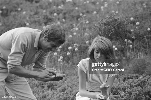 Idylle Between Roger Vadim And Catherine Deneuve. Catherine DENEUVE 17 ans et demi et son compagnon Roger VADIM dans un petit chalet de montagne à...