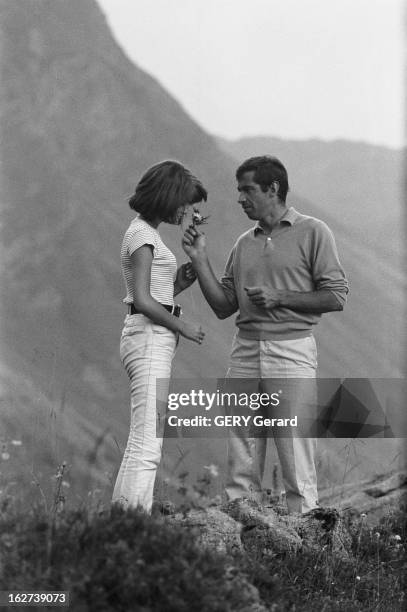 Idylle Between Roger Vadim And Catherine Deneuve. Catherine DENEUVE 17 ans et demi et son compagnon Roger VADIM dans un petit chalet de montagne à...