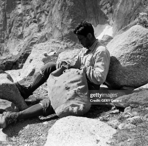 Mountaineer Walter Bonatti Climbing The Dru Solo. France, Chamonix-Mont-Blanc, aout 1955, Durant 6 jours et 6 nuits, l'alpiniste italien Walter...