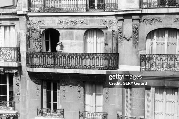 Rendezvous With Mary-Claude Marette, Wife Of Jacques Marette, Minister Of Posts And Telecommunications. Paris, le 1 juin 1962. Rendez-vous avec la...