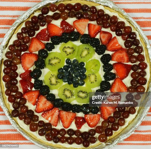 fruit pizza with grapes, strawberries, blueberries, kiwi, blackberries - pizza temptation stock pictures, royalty-free photos & images