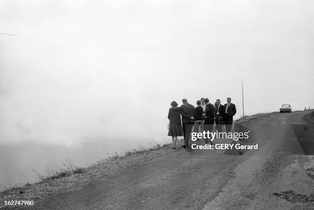 Bus Crash On The Road Of Small Saint Bernard Pass. Savoie, 16 août 1964, le car de la colonie de vacances 'Jeunesse et joie' d'Arras se renverse en...