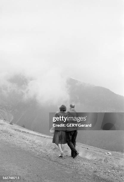 Bus Crash On The Road Of Small Saint Bernard Pass. Savoie, 16 août 1964, le car de la colonie de vacances 'Jeunesse et joie' d'Arras se renverse en...