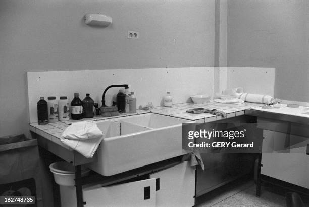Pitie Salpetriere Hospital. A Paris, en juin 1979, hygiène et propreté à l'hôpital de la Pitié Salpetrière : une pièce réservée au personnel avec des...