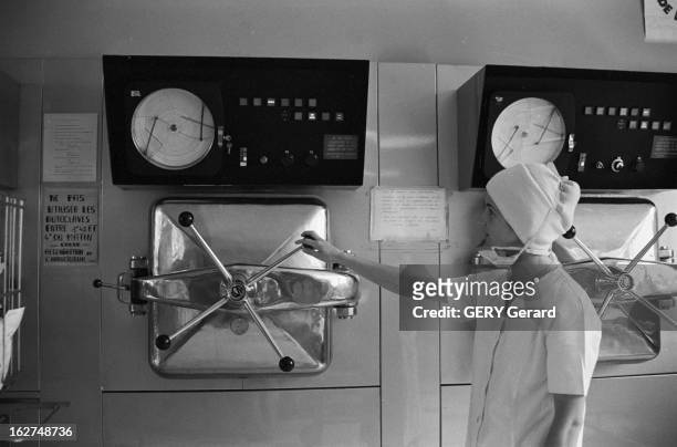 Pitie Salpetriere Hospital. A Paris, en juin 1979, Hygiène et propreté à l'hôpital de la Pitié Salpetrière : des autoclaves permettant la...
