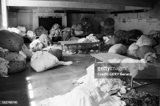 Pitie Salpetriere Hospital. A Paris, en juin 1979, Hygiène et propreté à l'hôpital de la Pitié Salpetrière : dans les sous-sols, des sacs de linge...