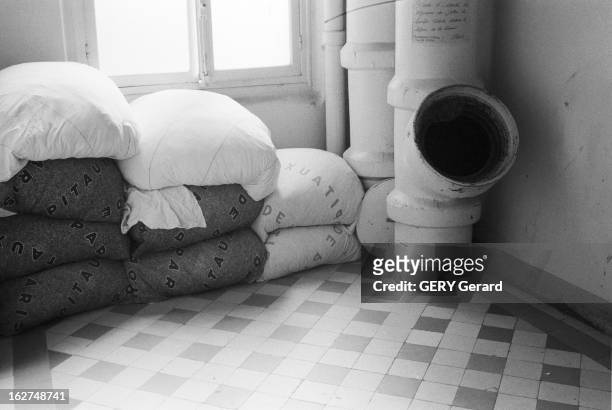 Pitie Salpetriere Hospital. A Paris, en juin 1979, Hygiène et propreté à l'hôpital de la Pitié Salpetrière : dans les sous-sols, des sacs de linge...
