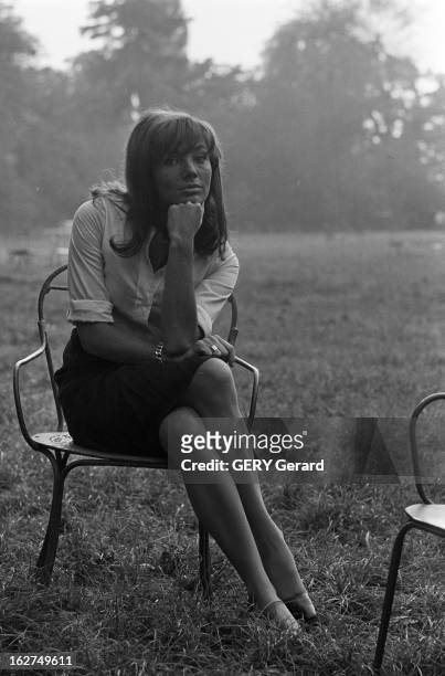 Monique Prevot, Air Hostess. En France, à Paris, le 19 octobre 1965. Portraits de Monique PREVOT, hôtesse de l'air posant dans un parc à l'occasion...