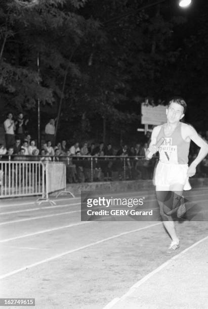 World Record 4 X 1500 Metres In Saint-Maur-Des-Fosses. Saint-Maur-des-Fossés - 25 juin 1965 - La nuit, au Stade Adolphe Chéron du centre sportif...