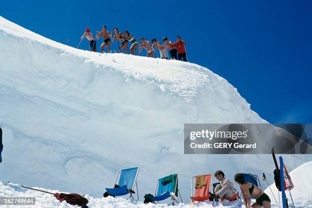 The Summer Ski In Chamonix. Chamonix - juin 1966 - Des skieurs, dont certains en maillot de bain, sur une corniche enneigée des Grands-Montets,...