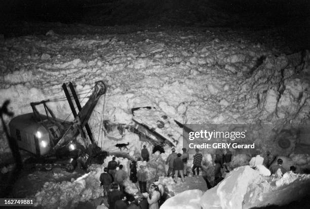 The Tragedy Of Mattmark Dam In Switzerland. Suisse, canton du Valais, Le lundi 30 août 1965, à 17h15, un pan du Glacier de l'Allalin, en surplomb sur...