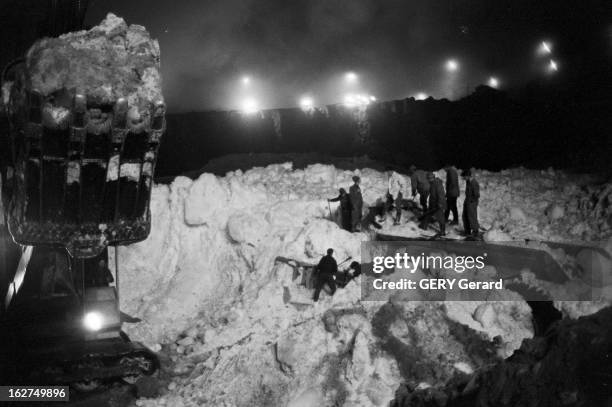 The Tragedy Of Mattmark Dam In Switzerland. Suisse, canton du Valais, Le lundi 30 août 1965, à 17h15, un pan du Glacier de l'Allalin, en surplomb sur...