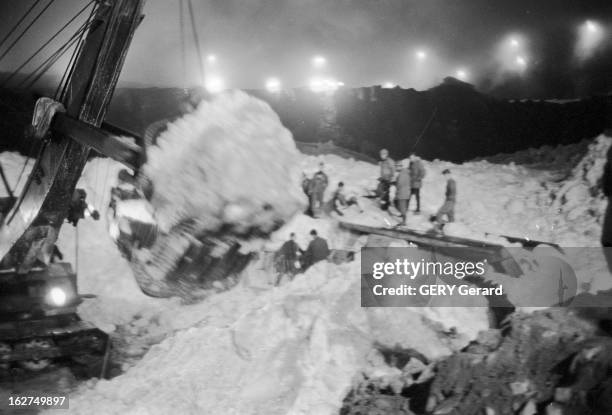 The Tragedy Of Mattmark Dam In Switzerland. Suisse, canton du Valais, Le lundi 30 août 1965, à 17h15, un pan du Glacier de l'Allalin, en surplomb sur...